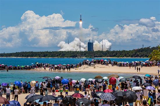 2020年7月23日，海南文昌，中国首次火星探测任务天问一号探测器由长征五号遥四运载火箭发射升空。 人民视觉 图